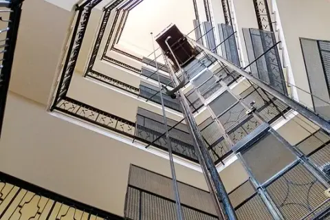 Kto wynalazł windę i jak jego pomysł zmienił nasze miasta?