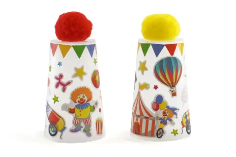 Deux gobelets décorés avec des motifs de cirque, parfaits pour une décoration cirque à faire soi même. Un clown, un ballon, une montgolfière et un chapiteau ornent les gobelets.