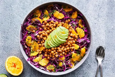 Färgglad sallad med kikärtor, apelsin och avokado. Ett härligt sallad recept för en lätt lunch.
