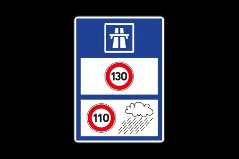 Panneau autoroutier indiquant une vitesse limite de 130 km/h par temps sec et 110 km/h par temps de pluie.