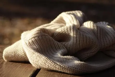 Jak skurczyć sweter w prosty sposób - skuteczne metody na każdy materiał