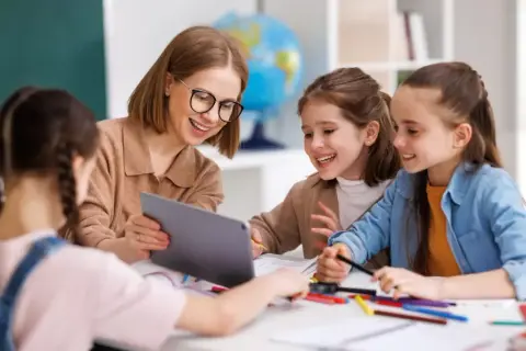 Co można robić po studiach pedagogicznych? Sprawdź najlepsze opcje kariery