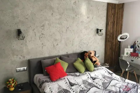 Farba betonowa czy beton dekoracyjny? Koszty, trwałość, efekty