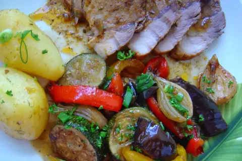 Wieprzowina z warzywami z piekarnika - prosty przepis na pyszne danie