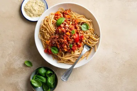 Wegańskie spaghetti bolognese - najlepszy przepis na domowy sos bez mięsa