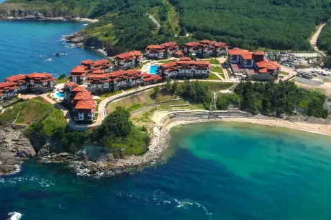Piękne wybrzeże Bułgarii z hotelami i plażą. Idealne miejsce na wakacje, kiedy jechać? Latem!