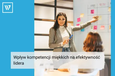 Kobieta omawia tablicę z zadaniami, ilustrując kluczowe procesy zarządzania i wpływ kompetencji miękkich na efektywność lidera.