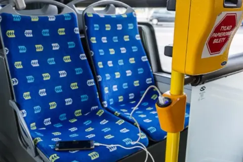 Czy w autokarach są gniazdka? Sprawdź, zanim wyruszysz w podróż
