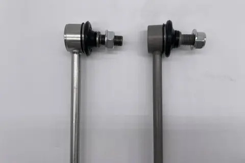 Deux biellettes de barre stabilisatrice neuves, prêtes pour le changement. Le prix de cette pièce est essentiel pour le contrôle de votre véhicule.