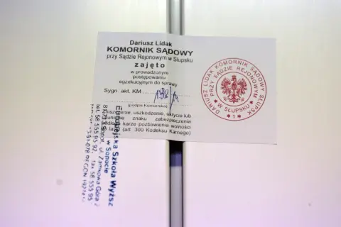 Zajęto w postępowaniu egzekucyjnym. Komornik Dariusz Lidak przy Sądzie Rejonowym w Słupsku. Dłużnik musi uważać, by nie uszkodzić znaku zabezpieczenia.