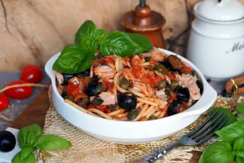 Szybkie spaghetti z tuńczykiem i oliwkami – pyszny obiad w 30 minut