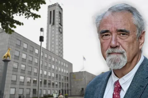 Porträtt av en äldre man med grått skägg och kavaj, framför en byggnad med ett torn. Kanske ett citat från Percy Barnevik.