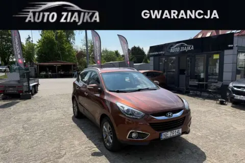 Brązowy Hyundai ix35 na placu komisu "Auto Ziajka". Zastanawiasz się nad jego spalaniem? Sprawdź ofertę!