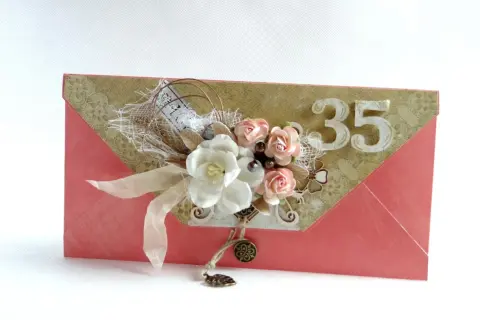 Koperta z ozdobami kwiatowymi i cyframi "35" na białym tle.