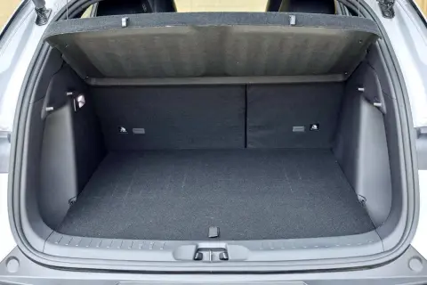 Le coffre du BYD Atto 3 est spacieux et prêt à accueillir vos bagages pour un long voyage.