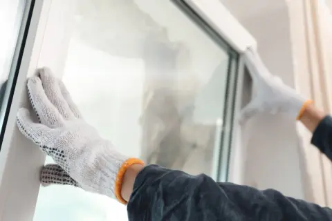 Jak ocieplić okna? Proste metody DIY na zatrzymanie ciepła w domu