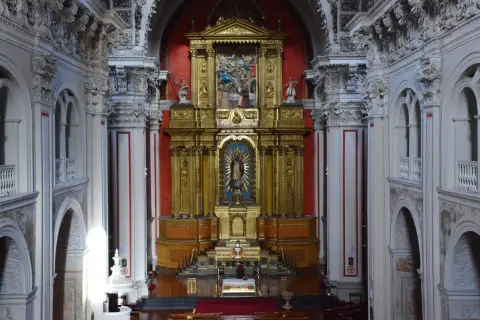 Interior de la iglesia Santiago el Mayor Zaragoza, con un retablo dorado y esculturas.