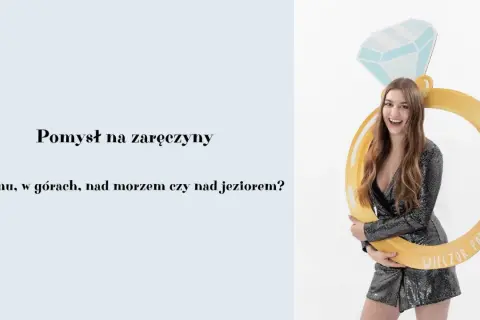 Uśmiechnięta dziewczyna w błyszczącej sukience trzyma gigantyczny pierścionek zaręczynowy. Idealny pomysł na wierszyki na zaręczyny i wieczór panieński!