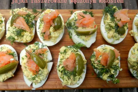 Jajka faszerowane z łososiem i ogórkiem, ozdobione koperkiem. Pyszna przekąska na każdą okazję.