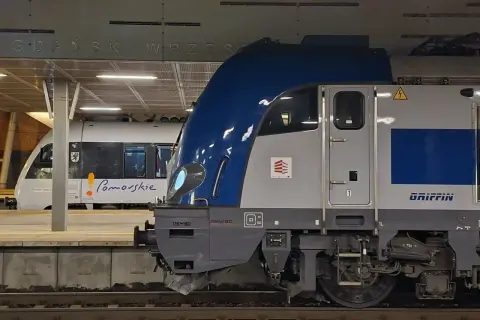 PKP bilet miesięczny cennik. Lokomotywa Griffin i pociąg Pomorskie na stacji Gdańsk Wrzeszcz.