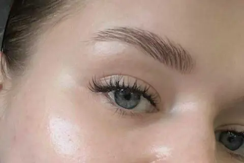 Skóra wokół oczu lśni dzięki kremowi pod oczy Beauty of Joseon. Delikatne brwi i długie rzęsy podkreślają spojrzenie.