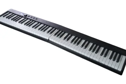 Czarny keyboard z 61 klawiszami, idealny do nauki gry.