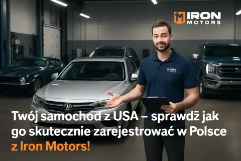 Mężczyzna w warsztacie z samochodami z USA. Pomaga w procesie rejestracji pojazdu, ułatwiając złożenie wniosku o przerejestrowanie pojazdu.