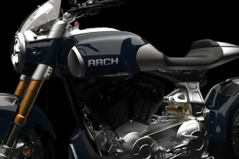Elegancki motocykl ARCH w kolorze granatowym z chromowanymi detalami. Widoczny potężny silnik i sportowe siodło.