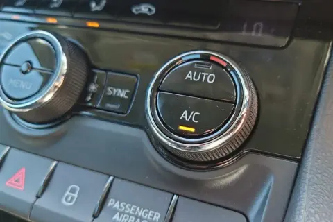 Klimatanläggningens reglage i bilen. A/C-knappen lyser, redo att bekämpa imma i bilen.