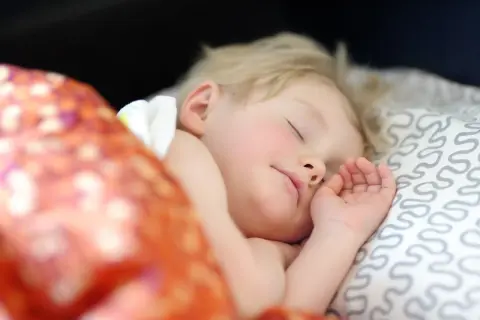 Kiedy poduszka dla dziecka? Bezpieczne zasady od ekspertów