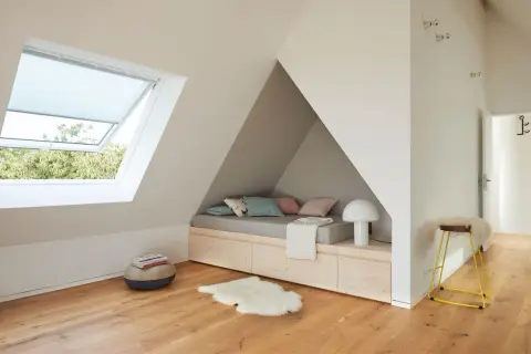 Gemütliche Nische mit Bett, Kissen und Lampe – tolle Jugendzimmer Ideen für Dachschrägen.