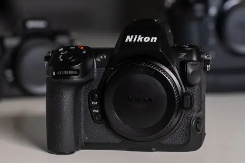 Czarny aparat Nikon z9, z obiektywem z mocowaniem Z. W tle widać inne aparaty.