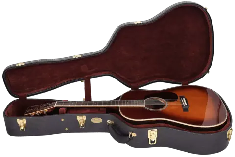 Eine wunderschöne Akustikgitarre mit einem warmen Farbverlauf liegt sicher in ihrem dunkelroten, samtbezogenen Koffer. Die bund gitarre ist bereit für ihren nächsten Auftritt.