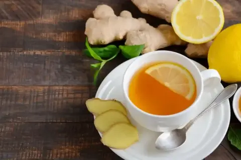 En kopp ingefärste med citron och honung, perfekt för att lindra hosta.