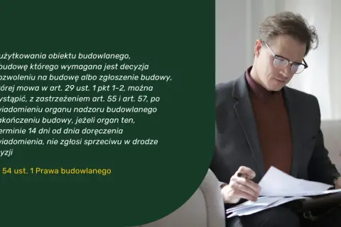 Mężczyzna w okularach analizuje dokumenty dotyczące pozwolenia na użytkowanie obiektu budowlanego zgodnie z prawem budowlanym.