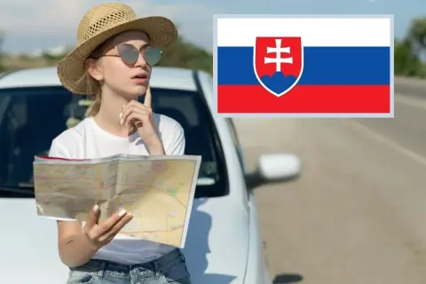 Dziewczyna z mapą przy aucie, zastanawia się, co trzeba mieć w aucie na Słowacji. Flaga Słowacji.