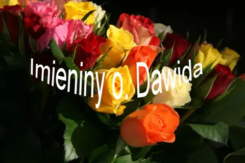 Kolorowy bukiet róż z napisem "Imieniny o. Dawida".
