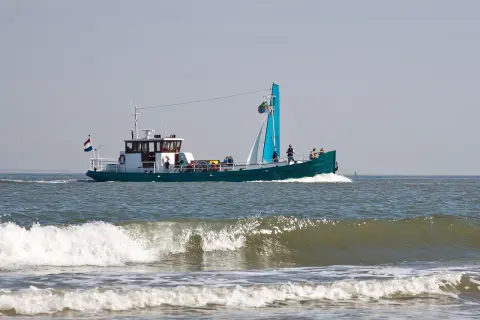 Ein Boot mit Anglern auf dem Weg zum gelben Riff. Die beste Angelzeit beginnt jetzt!