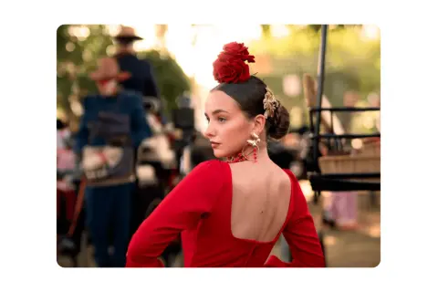 Joven con vestido rojo y rosas en el pelo, lista para la feria.