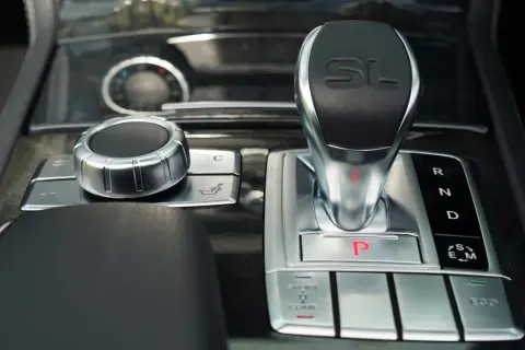 Manopola e leva del cambio semiautomatico Mercedes con selettore modalità di guida.