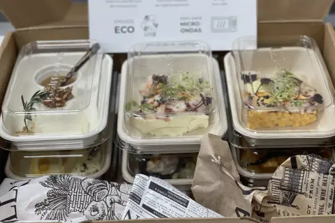 Comidas y Bebidas en Casa: Tu Guía Gourmet para Cocinar o Pedir