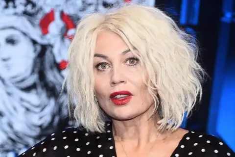 Monika Jarosińska z mężem po operacjach plastycznych. Jej blond włosy i czerwone usta przyciągają uwagę.