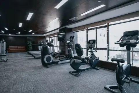Nowoczesna siłownia z bieżniami, rowerkami i orbitrekami. Sprawdź, jaka jest karta multisport cena i zacznij trening!