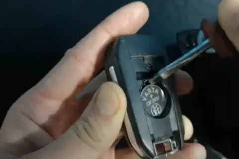 Kluczyk Peugeot 208 nie działa? Wymiana baterii CR2032 krok po kroku
