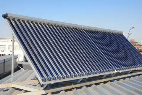 Eine Reihe von Vakuumröhrenkollektoren für Solarthermie, bereit für die Reinigung, um die Effizienz zu maximieren.