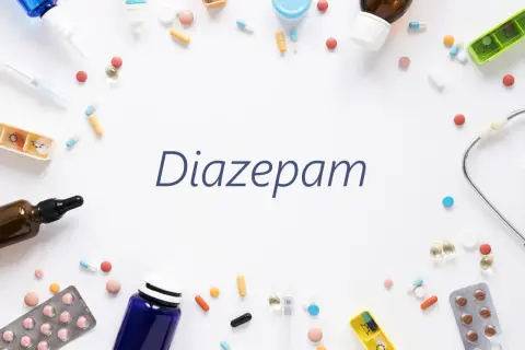 Różne leki, w tym kapsułki i tabletki, otaczają napis "Diazepam". Zastanawiasz się, jak długo działa relanium?