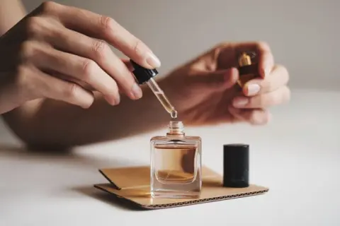 Jak odlać perfumy bez rozlewania - proste metody na podróż