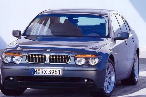 Elegancki, ciemnoszary BMW 730d z charakterystyczną atrapą chłodnicy i reflektorami.