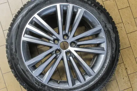 Felga aluminiowa z oponą zimową, pasująca do Golfa 4. Rozstaw śrub jest standardowy dla tego modelu.