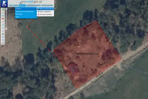 Na mapie z geoportal.gov.pl widać narzędzie do pomiarów, które pomaga jak sprawdzić wymiary działki. Zaznaczony obszar ma powierzchnię 3413.44 m².